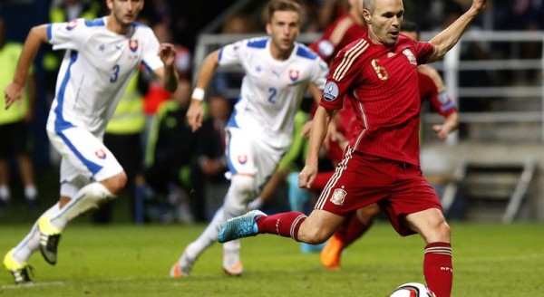 Andrés Iniesta prekonáva z penalty slovenského gólmana Matúša Kozáčika